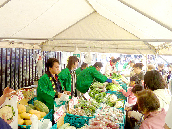 能登産の新鮮な農産物が並び、生産者と消費者がふれあう産直イベント＝金沢市の近江町市場